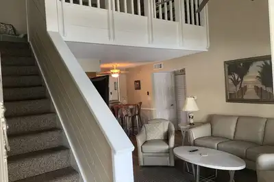 Image de Vue sur le Lac 2 Bed 2 Bath Loft avec piscine, tennis, racquetball, billard. Aptitude