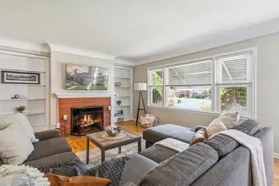 Image de Maison moderne d'Ann Arbor à quelques pas du stade!