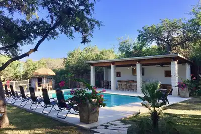 Image de Complexe familial historique et fermé - Marche vers la rivière Frio!