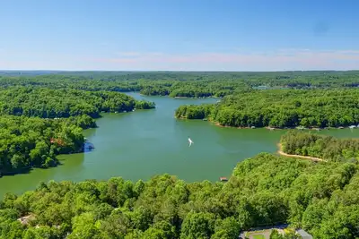 Image de Escapade sur le lac Lanier avec un quai sur deux étages dans les magnifiques montagnes de la Géorgie du Nord