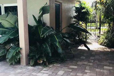 Image de Paradis tropical près de la plage! 2/1 récemment rénové