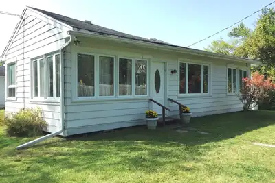 Image de Cottage familial sur le lac Simcoe avec accès à la plage privée