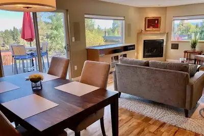 Image de West Side Hill House avec vue à distance de marche du centre-ville