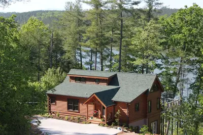 Image de Lakefront Log Cabin avec quai privé sur le lac Rhodhiss avec Kayaks et Paddleboard