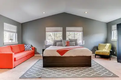 Image de Marcher au centre-ville. Charmant, confortable et très spacieux. Venez profiter de Bend.