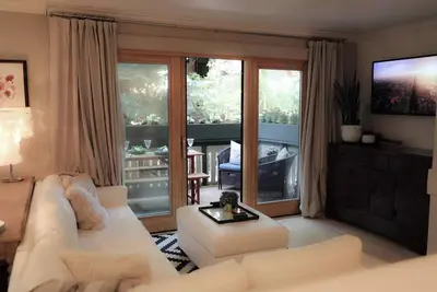 Image de Prospector Condo, nouveau sur Vrbo, accès aux remontées mécaniques, bain à remous, courts de tennis, piscine d’été