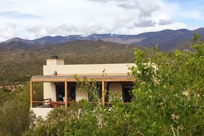 Image de Vues panoramiques exquises depuis cette élégante et moderne Adobe Casita au sommet d'une crête