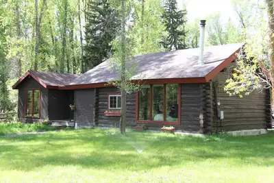 Image de Cabane en rondins rustique sur 1/2 acre dans les bois