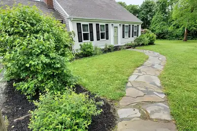 Image de Cape classique de trois chambres avec piscine creusée, animaux acceptés
