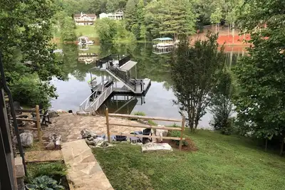 Image de Pittoresque chalet toutes saisons au bord du lac