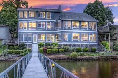 Image de Family Fun Lakefront Vacation Home # 4 sur 12 maisons, 7bd, 4 salles de bain, 6600sf Pour 33 personnes