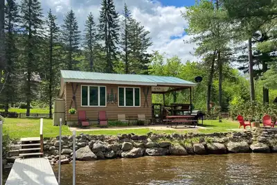 Image de Chien amical, cour clôturée, assis sur la rive du lac Oxbow