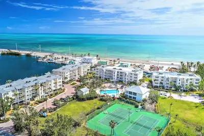 Image de Magnifique condo avec vue sur l'océan, bord de bateau protégé, tennis,