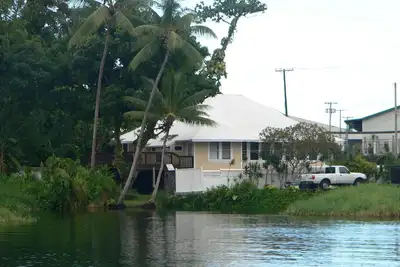Image de Bord de l'eau dans le coeur de Hilo, 1 bloc pour les hôtels. Construit sur étang w / fish & tortues.