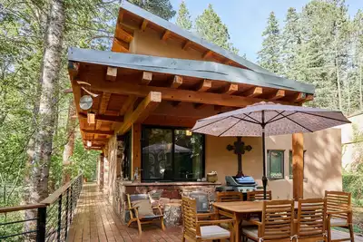 Image de Cabine moderne à l'intérieur de la forêt nationale de Sf à 12 miles de la Plaza