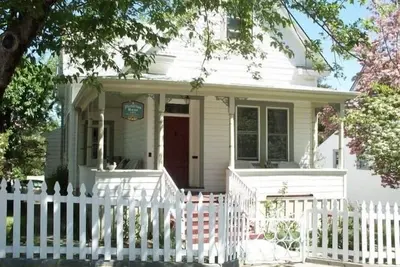 Image de Une rose victorienne, centre-ville, bain à remous, les couples, les familles et les groupes sont les bienvenus!