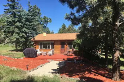 Image de Cabine confortable sur le ruisseau à 30 miles de l'entrée est de Yellowstone