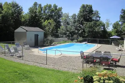 Image de Beauté et tranquillité vous attendent à Ellis Haven suite avec cuisine et piscine