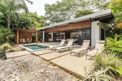 Luxueuse maison moderne avec vue sur l'océan