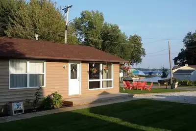 Image de Lake Wawasee 2 Condo Condo sur la Manche comprend 1 glissade de bateau, 6 couchages, Fire Pit