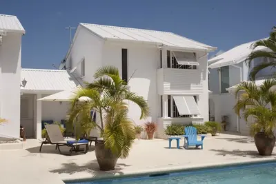 Image de Maison de ville de luxe Ă seulement 10 minutes de la plage!