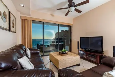 Image de Ocean Front 2 Bed 2 Bath Condo, entièrement meublé, superbe Sunset Views