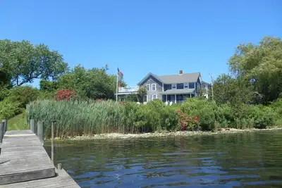 Image de Maison d'été classique au bord de l'eau avec quai privé