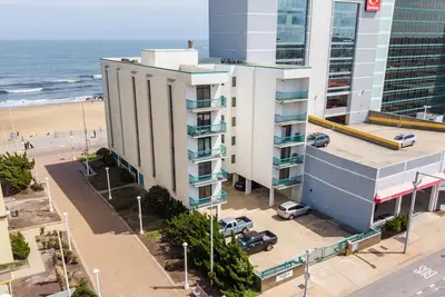 Image de Profitez de belles vues sur l'océan depuis ce 2 chambres, 2. 5 Condo au bord de l'océan!