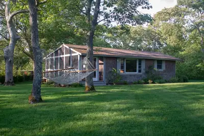 Image de Charmant et confortable chalet Chappy - le meilleur de la vie sur la plage intérieure et extérieure!