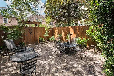 Image de Radiant 1866 Home on Jones, la \"plus jolie rue du sud\".