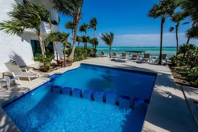 Image de 15% de réduction - du 15 août au 15 novembre. Villa de luxe face à la mer. Le paradis à un prix inférieur!
