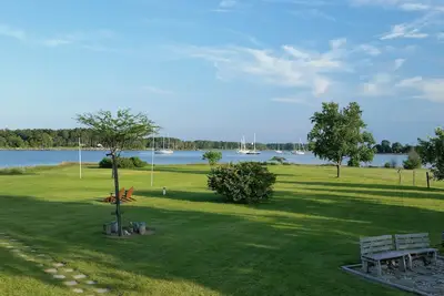 Image de Retraite familiale au bord de l'eau avec quai en eau profonde