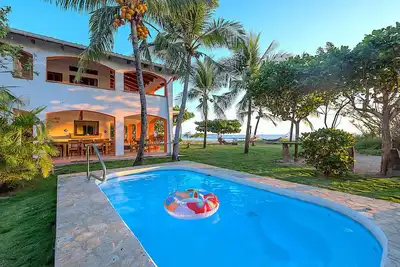 Image de Villa Olivia: Spectaculaire Oceanfront Beach House Villa!