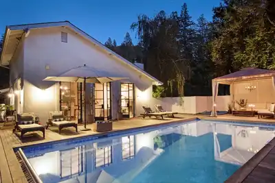 Image de Elegant Creekside Villa piscine, spa, pétanque, gazon, fermée, privé, chargeur Tesla