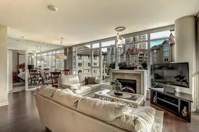 Image de Downtown Luxury Executive 2 Bedroom Plus Den Condo Steps To The Beach