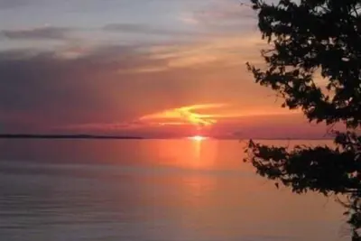 Image de Grande maison au bord du lac de cèdre personnalisée, Kayaks, Wifi automne 2019 disponible