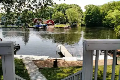 Image de Vous allez adorer siroter votre café tout en admirant la vue sur le lac Paw Paw.