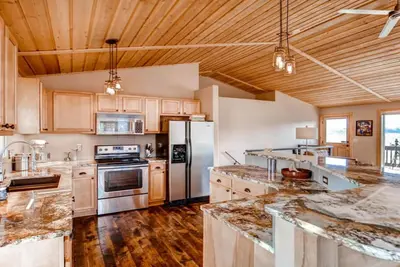 Image de Belle maison moderne de montagne avec vue, bain Ă remous et emplacement pratique! ! !