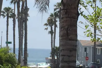 Image de Cool Urban Beach Pad ~ Étapes vers le sable ~ Vue sur l'océan depuis le patio