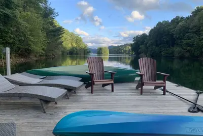 Image de Belle nouvelle maison du lac Nantahala avec un grand doc en bois dur brésilien