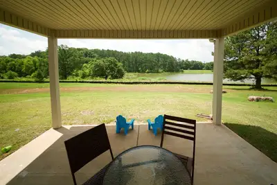 Image de Modern Lake Home- Brand New 3 chambres, 3 salles de bain, 6 couchages