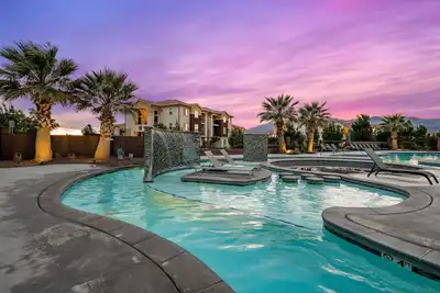 Image de 395 | X-Box One, Beaucoup De Jeux, De Lits SUPERPOSÉS, De Vues Sur La Piscine Et Plus!