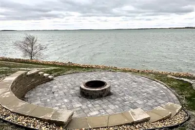 Image de Cabane de pêche et de chasse au bord de l'eau! 4br / 2Bath. Bain à remous, billard / ping-pong