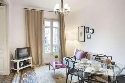 Image de Walk to Gaudi's Buildings - High Ceilings - Free Luggage Storage Service.