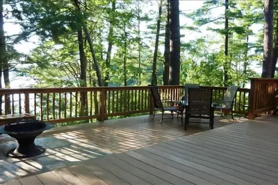 Image de Lakeside Cottage dans les bois de pin avec grand pont et coucher de soleil Vues