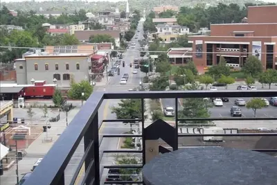 Image de Le meilleur emplacement sur Dickson! Unité de coin! Belles vues de Dickson et du campus!