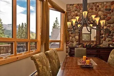 Image de Maison de luxe, pour toute la famille, 4900 pieds carrés, 6 Br ski in / out!