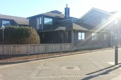 Image de Three Bedroom / Two Bath Beach House In The Heart Of Nye plage