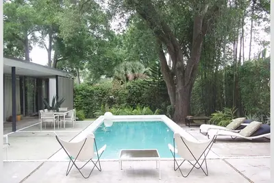 Image de maison d'architecte moderne au milieu du siècle avec piscine chauffée!