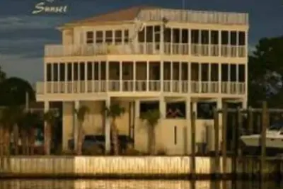 Image de Front de baie! Magnifique! Spacieux! 5/3 Capacité d'accueil 14+. Rêve de plaisancier! Près de Fsu!